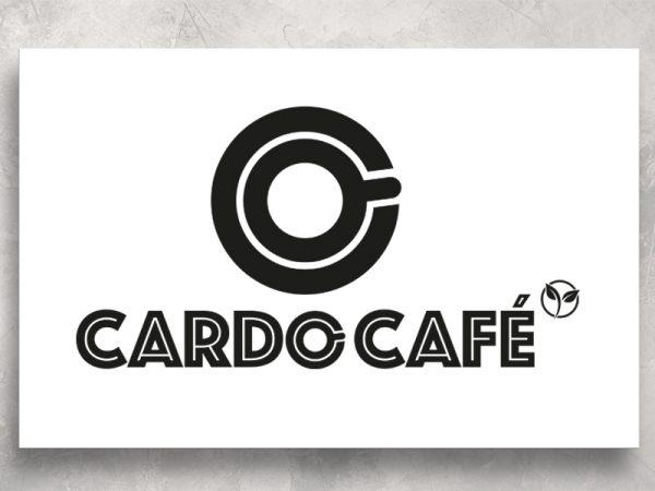 <span>CARDO CAFÉ – LOGO</span><i>→</i>