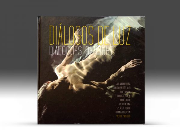 <span>DIÁLOGOS DE LUZ – EDITORIAL</span><i>→</i>